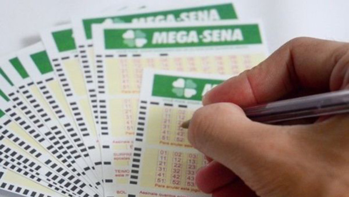   A probabilidade de vencer em cada concurso varia de acordo com o número de dezenas jogadas e do tipo de aposta realizada