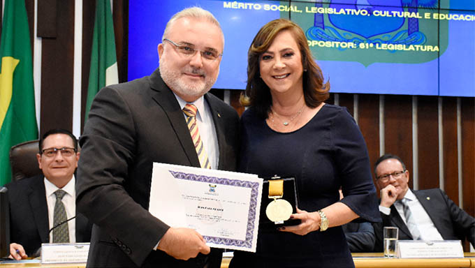   [HOMENAGEM] O futuro senador Jean-Paul Prates recebe honraria das mãos da deputada Márcia Maia