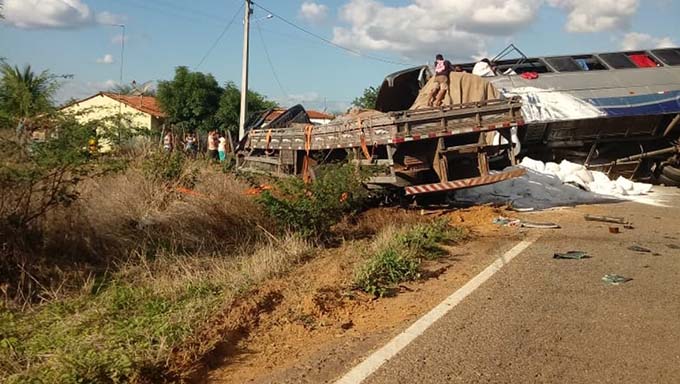   Ninguém estava usando cinto de segurança no momento do acidente entre um ônibus com romeiros e um caminhão na rodovia CE-371