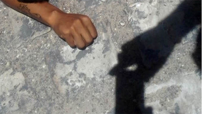   Vítima teria sido morta a tiros em via pública; PM acionada