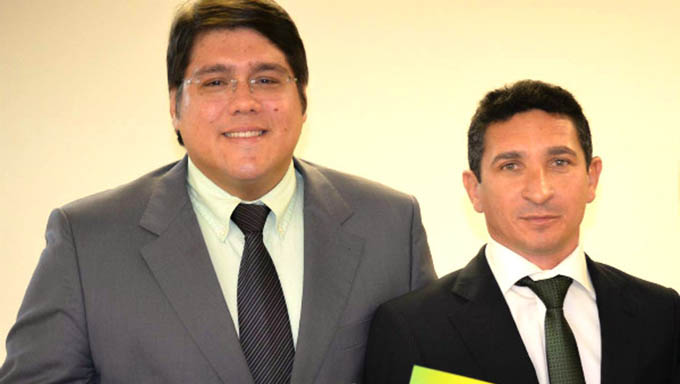   Rento (a esq.) foi afastado do cargo e o vice Carlos Mágno deve assumir imediatamente