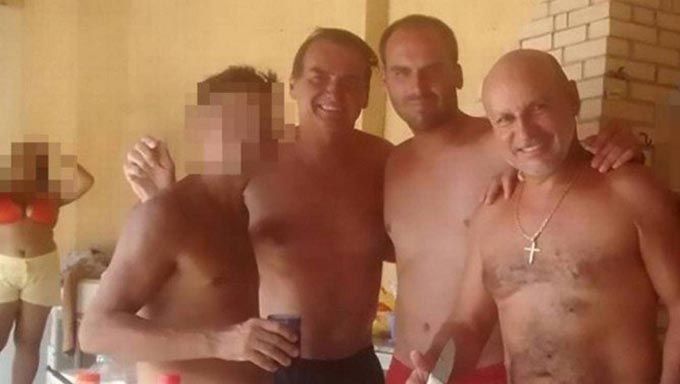   Fabrício Queiroz com Jair Bolsonaro e seu filho Eduardo em um churrasco