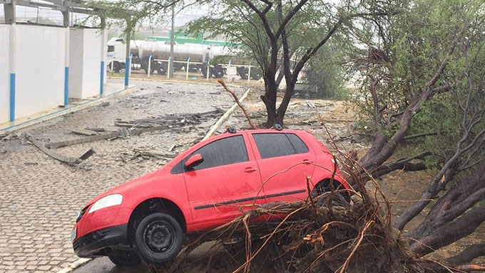   Na região, carros foram arrastados pelos fortes ventos do final de semana