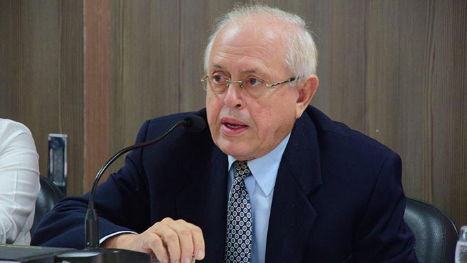   O secretário Pedro Almeida assinou documento em que pede para que os estagiários sejam desligados da Prefeitura