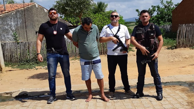   Delegado Aroldo Sales e equipe com o Valentão de Alexandria preso na cidade de Lavras de Mangabeira, no Ceará