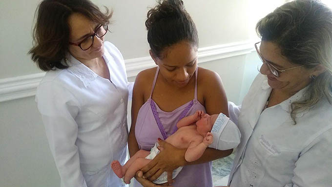   Jakcionara recebeu orientação das assistentes sociais Neide e Jaqueline para fazer todos os exames, realizar as vacinas e orientar o marido a fazer o registro antes de sair da maternidade