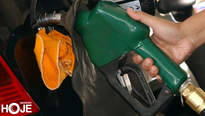   O preço da gasolina negociada nesta quinta-feira (3) nas refinarias está mais baixo