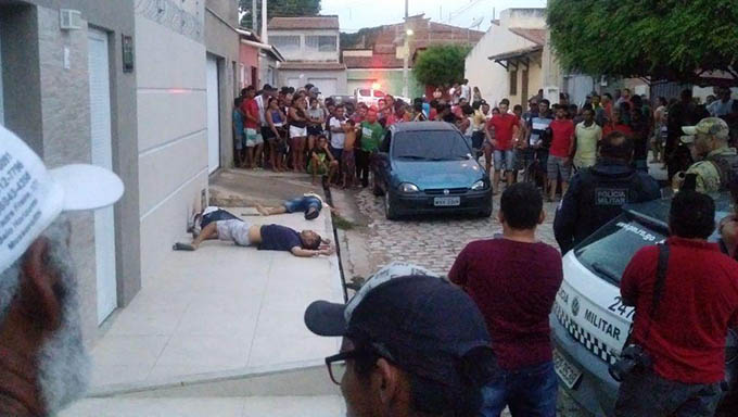   Jovens foram mortos a tiros na calçada de uma residência; Polícia sendo acionada ao local