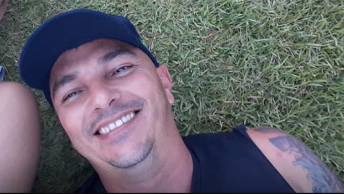  Marcos Francisco Dantas é de Natal, mora no Ving Rosado, é casado e tem 2 filhos. Era sócio numa loja de conveniência e trabalhava de Uber nas horas vagas. Foi assassinado com tiros na cabeça na Estrada da Raiz perto do Nova Mossoró