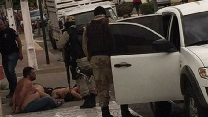  Suspeitos foram presos no Centro da cidade de Patu numa camioneta branca e portavam uma pistola calibre 380, possivelmente a usada no crime