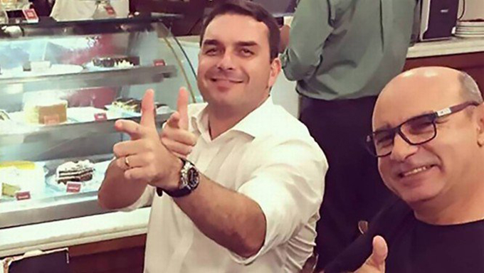    deputado estadual e senador eleito Flávio Bolsonaro obteve na quarta-feira uma liminar do Supremo Tribunal Federal (STF) para suspender as investigações sobre as movimentações atípicas envolvendo Fabrício Queiroz