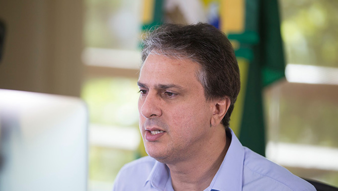   O governador Camilo Santana pediu reforço de agentes penitenciários