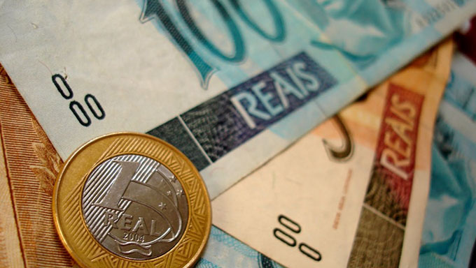   O empregado demitido sem justa causa terá o seguro-desemprego corrigido em 3,43%