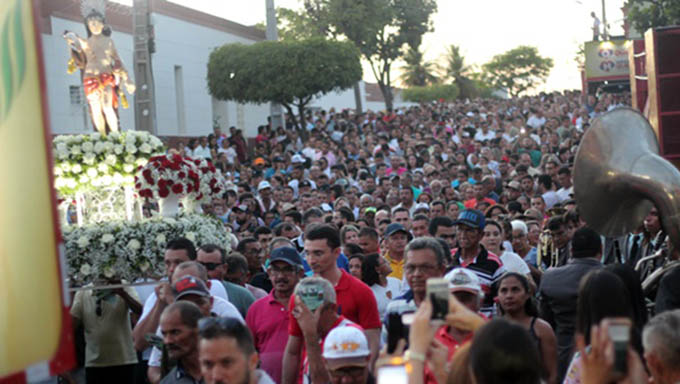   Milhares encerram com procissão nas ruas e avenidas de Caraúbas os festejos do padroeiro São Sebastião com a presença de várias autoridades politicas da região, entre elas a prefeita de Mossoró, Rosalba Ciarlini