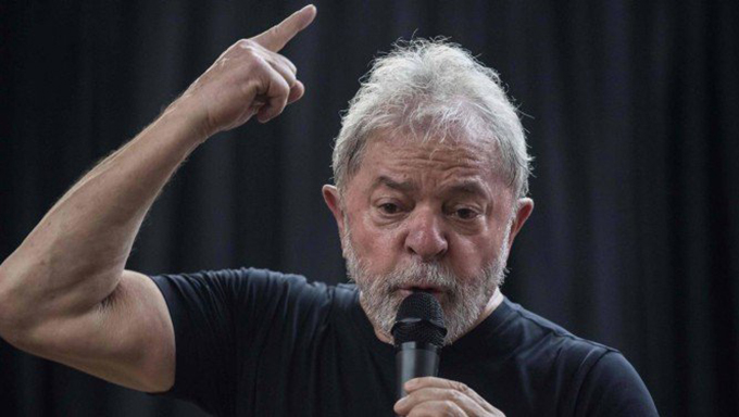   O ex-presidente Luiz Inácio Lula da Silva decidiu não ir para São Paulo encontrar seus famíliares após a morte do seu irmão Genival Inácio da Silva, , o Vavá. Assim que foi informado da decisão do Supremo Tribunal Federal (STF) que o autorizou a ir para São Paulo, o petista disse que ela veio tarde, porque o enterro já havia acontecido