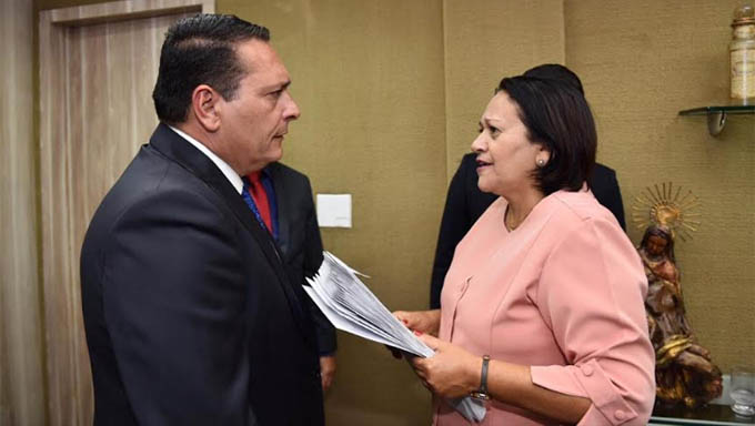    A governadora entregou pessoalmente aos deputados o primeiro projeto de Lei do Plano de Recuperação Fiscal. O projeto solicita aprovação da Assembleia Legislativa para o Governo negociar a antecipação dos royalties do petróleo no período 2019 a 2022