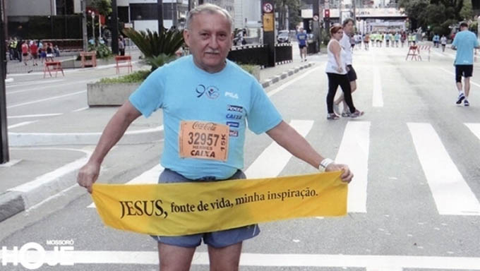   “Estou muito feliz em poder realizar pelo 7º ano a Corrida Pela Fé. É um momento onde podemos nos confraternizar e ajudar ao próximo. Me emociono ao ver onde conseguimos chegar. Esse ano, irei comemorar meus 70 anos lá,” fala Seu Castro, emocionado.
