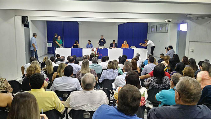   Secretário Cipriano Maia fala aos 13 prefeitos e mais de 25 secretários municipais e diretores de hospitais em Mossoró sobre as medidas que o Estado projeta adotar para melhorar os serviços públicos de saúde