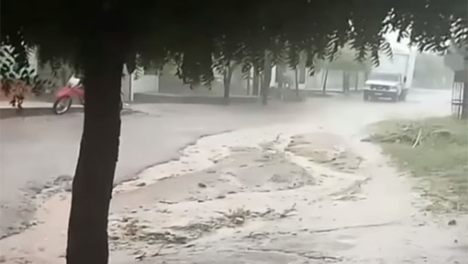   Imagem extraída de vídeo enviado pelo leitor @carlinhos_potiguar mostra as chuvas que caíram nesta terça-feira em Caraúbas. Segundo a Emparn,  Jaçanã, na região Agreste, foi o município onde mais choveu: 171 milímetros. Na região Oeste, o município de Tenente Ananias foi o que registrou maior chuva: 77 milímetros