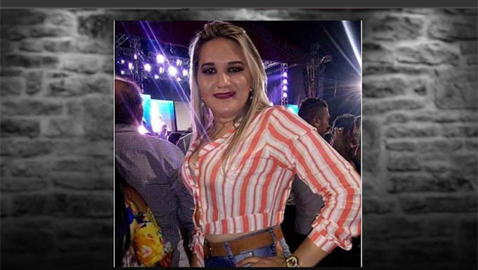   Foi solta na segunda-feira (4), após 20 dias de prisão preventiva, a mulher de 27 anos acusada de ter matado o próprio pai aplicando veneno de carrapato na veia dele