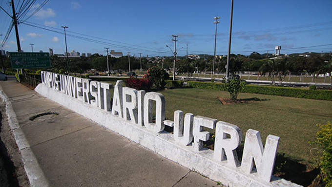   A Justiça determinou que a Universidade Federal do Rio Grande do Norte (UFRN) suspenda parte de seu concurso público para docentes