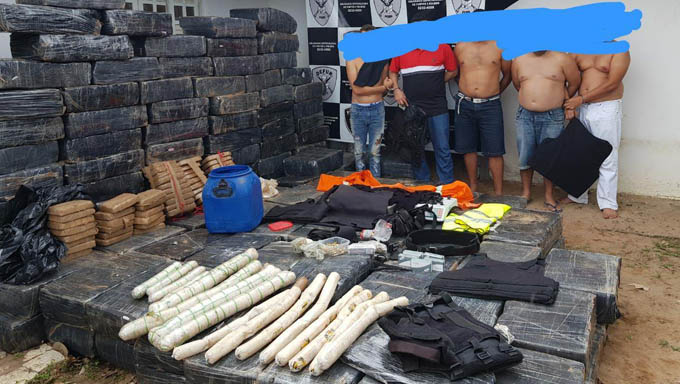   Mais ou menos 5 toneladas de maconha, cerca de 20 bananas de dinamites, coletes a prova de baladas e armas foram apreendidas pela Delegacia Especializada de Furtos e Roubos (Defur), nesta quarta-feira (06), em Macaíba, na Grande Natal