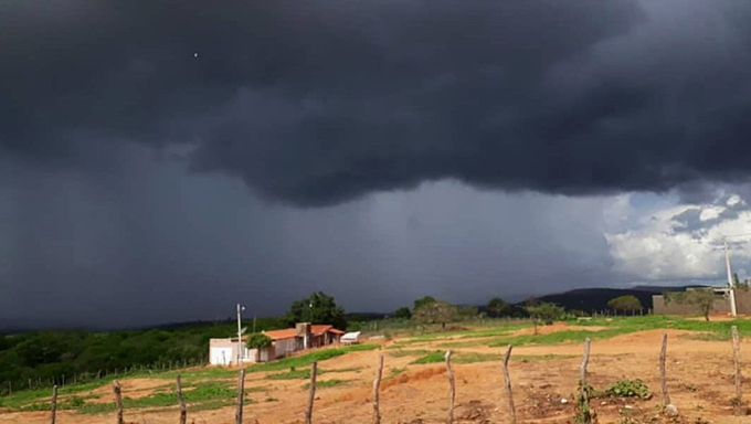   Emparn registrou chuvas em 115 postos de observação, incluindo municípios de todas as regiões do estado, no período de 7h da sexta-feira (8) às 7h desta segunda (11). No acumulado durante o fim de semana, o município de Venha Ver, na região Oeste, foi onde mais choveu: 200 milímetros. Em Lucrécia, foram 111,9 mm