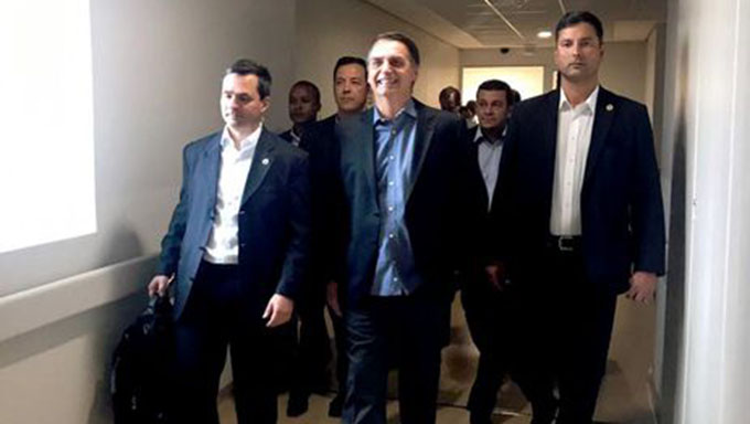   O presidente Jair Bolsonaro chegou na tarde de hoje (13) a Brasília. Os médicos do Hospital Israelita Albert Einstein, em São Paulo, onde Bolsonaro passou 17 dias internado, recomendaram repouso