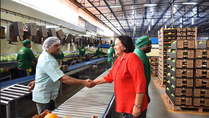   Governadora Fátima Bezerra visitou áreas de produção e beneficiamento de melão, melancia e outros produtos, cumprimentando trabalhadores e proprietários das áreas