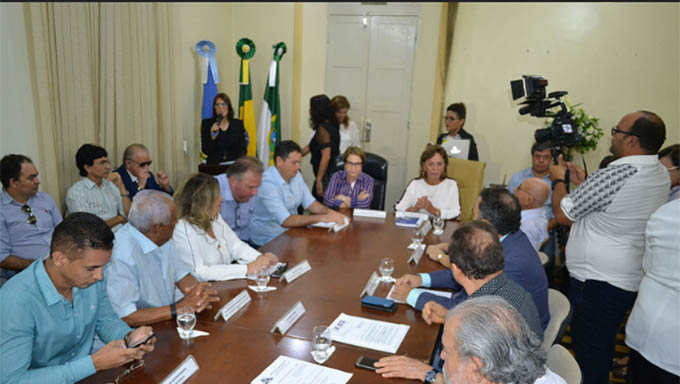   Deputados, prefeita e salineiros em reunião com a ministra da Agricultura tratando sobre a questão do sal; A ministra se comprometeu de empenhar esforços para conseguir o decreto do Governo reconhecendo o sal como de interesse social