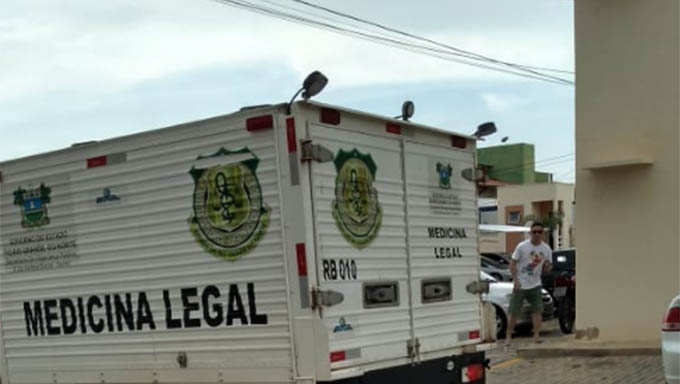   A equipe do ITEP removeu o corpo do bebe numa área entre dois blocos, acompanhado com agentes e delegado da Policia Civil