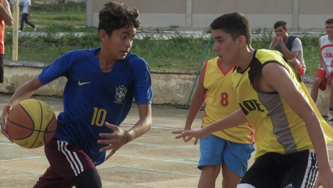   Há 30 anos a SADE realiza projetos sociais, oferendo treinos gratuitos, diariamente, para crianças e adolescentes.