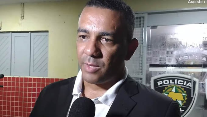   O advogado Otoniel Maia Junior acredita que Emilly Karoline Farias Barbalho, de 22 anos, estava em estado "puerperal" (depressão pós-parto) quando arremessou a filha prematura