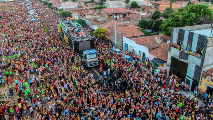 Imagem 1 -  A concessionária está promovendo ações de combate a ligações clandestinas de energia como forma de prevenir acidentes com comerciantes e foliões.