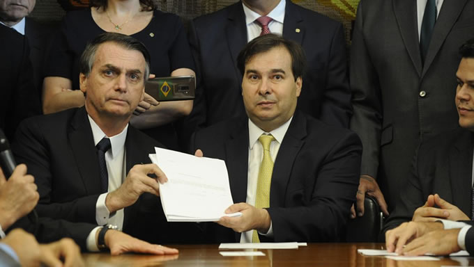   A proposta de reforma da Previdência do governo Jair Bolsonaro entregue pelo próprio ao presidente da Câmara, Rodrigo Maia