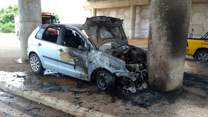   O trânsito no local ficou interrompido até que os bombeiros conseguissem controlar as chamas.