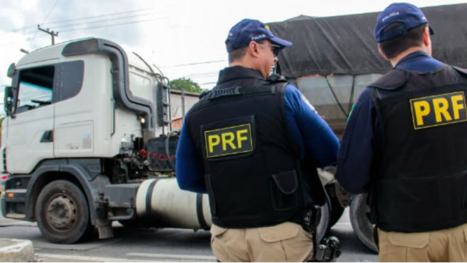   A Polícia Rodoviária Federal (PRF) oficializou, por meio de publicação em diário oficial, nesta sexta-feira (1°), a retomada do seu concurso público para 500 vagas de policial rodoviário, suspenso desde a última semana