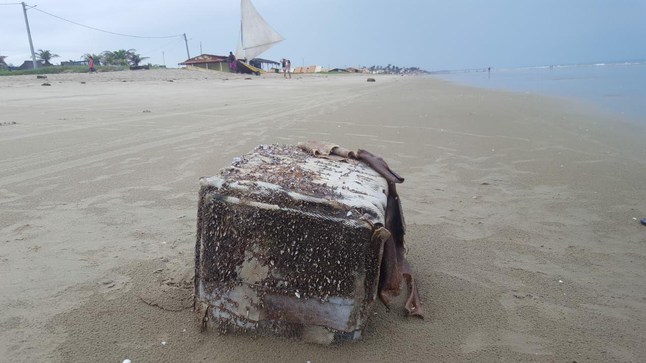   Dezenas de Pacotes de mais ou menos meio metro quadrado, revestidos com uma espécie de pele, com manchas, como se fosse de cobra, estão aparecendo nas praias de Areia Branca, Grossos, Tibau no litoral norte do Rio Grande do Norte.