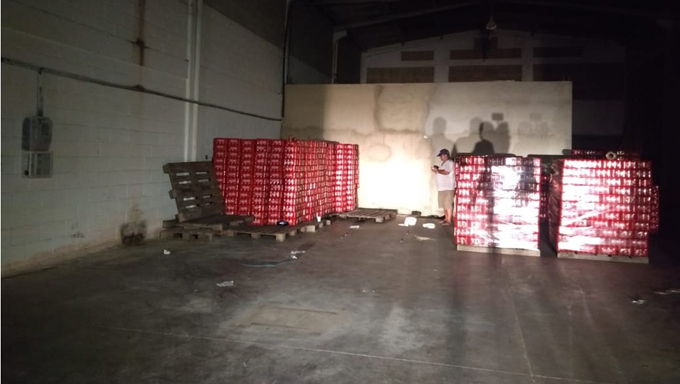  A polícia estima que aproximadamente 25 mil unidades de cerveja e mais 25 mil de refrigerante tenham sido apreendidas na ação, além de 400 pneus.