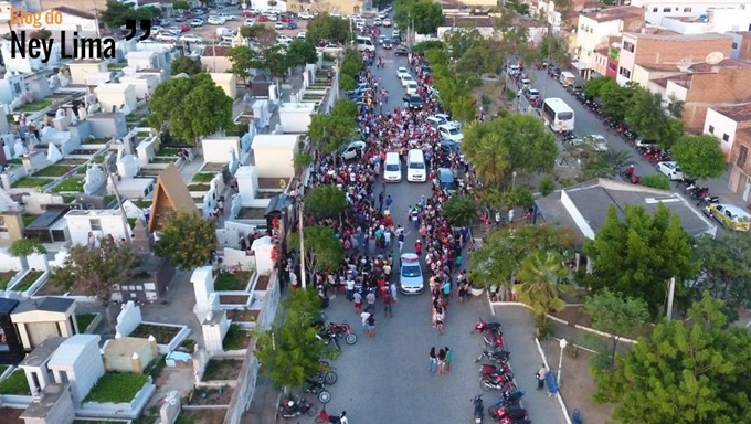   Familiares e amigos deram o “último adeus”, na tarde deste domingo (10), às 4 vítimas do trágico acidente registrado na madrugada do sábado (09), na altura do km 35, na cidade de Upanema, na BR 110, no Rio Grande do Norte