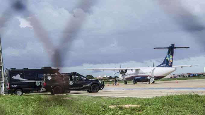   Agentes do DEPEN embarcando dois detentos no voo da azul na tarde desta segunda-feira, 11, no Aeroporto Dix Sept Rosado, em Mossoró