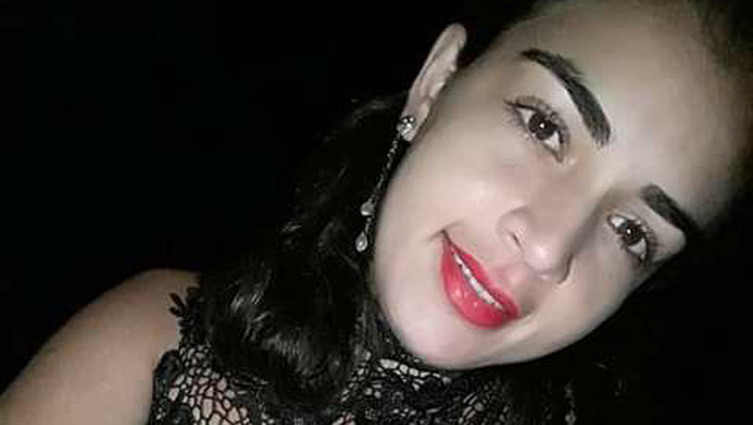   Jovem é encontrada morta dentro de casa, na Serra do Mel.  O corpo de Hinara Myllena Fernandes, de 20 anos, foi encontrado por vizinhos. O Itep foi acionado ao local e após remoção do corpo para exames, ficou determinado que a vítima foi morta por estrangulamento.
