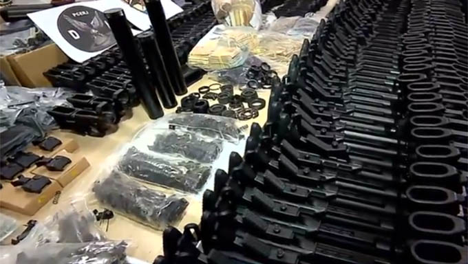   117 Fuzis M16 americanos estavam desmontados e acomodados em caixas dentro de um guarda roupa na casa de Alexandre Mota, que afirmou que estas armas pertencem ao amigo Ronnie Lessa