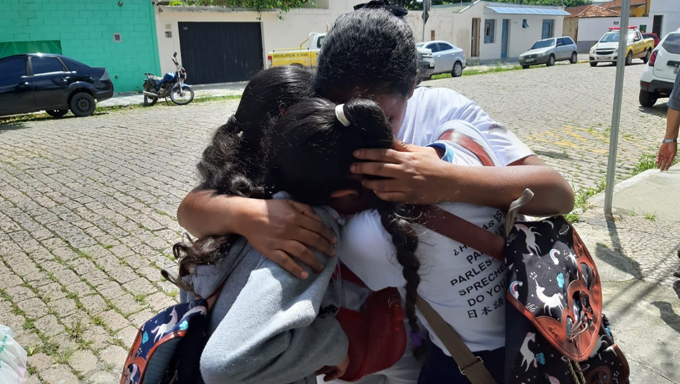 Imagem 1 -   Um colégio estadual de Suzano, na Grande São Paulo, foi palco de uma tragédia na manhã desta quarta-feira. Dois atiradores invadiram a Escola Estadual Raul Brasil , no Jardim Imperador, e abriram fogo a esmo no horário do intervalo. Eles mataram o dono de uma locadora próxima, cinco estudantes, duas funcionárias do colégio e se suicidaram em seguida