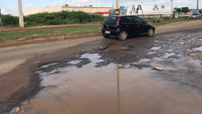Imagem 1 -  Na Av. João da Escóssia, uma das mais importantes da cidade e que dá acesso ao Shopping, motoristas, motocicletas e ciclistas precisam andar driblando a buraqueira.