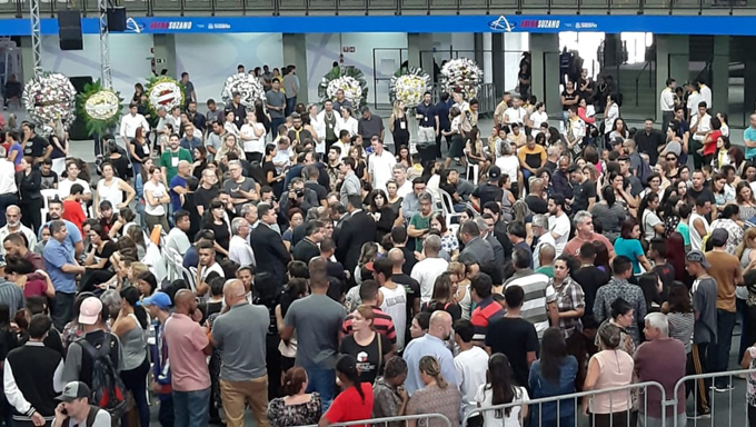   Os corpos de seis vítimas do massacre na cidade de Suzano, na Grande São Paulo, estão sendo velados, nesta quinta-feira, 14, na Arena Suzano, no Parque Max. Milhares de pessoas já passaram pelo local para prestar a última homenagem às vítimas.