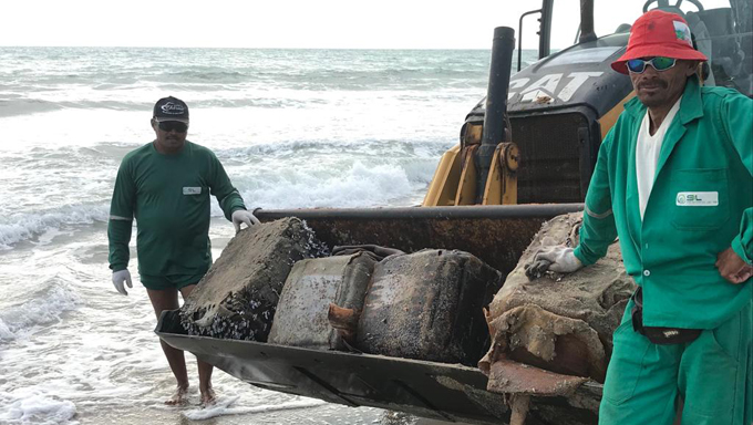  Secretaria Municipal de Obras e Serviços Públicos de Tibau vem fazendo a limpeza da orla, mas os pacotes estão chegando, a cada dia, em maior quantidade.