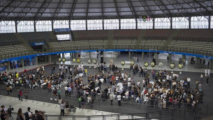   Mais 5 mil pessoas, segundo a prefeitura de Suzano, já passaram pelo velório coletivo dos estudantes e funcionários mortos no atentado na Escola Estadual Raul Brasil, em Suzano, no interior paulista