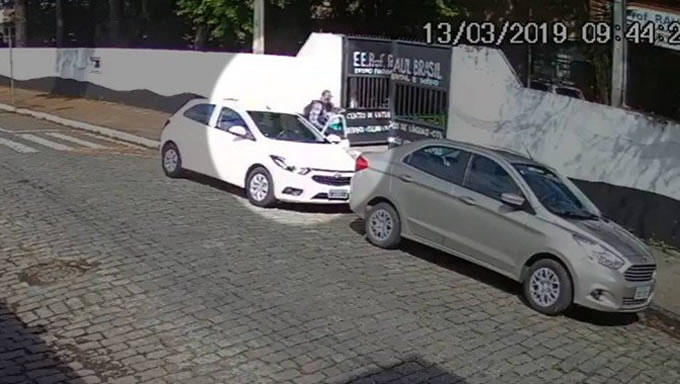   Câmera de segurança gravou a chegada dos atiradores na escola Professor Raul Brasil