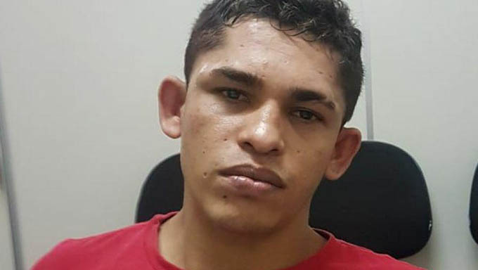   Jefferson Da Vargem estava usando um colete a prova de bala, uma espingada calibre 12 e um revolver, além de uma poção de maconha, quando foi abordado pelos policiais e preso